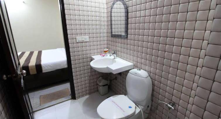 Hotel Radiance Дели Экстерьер фото