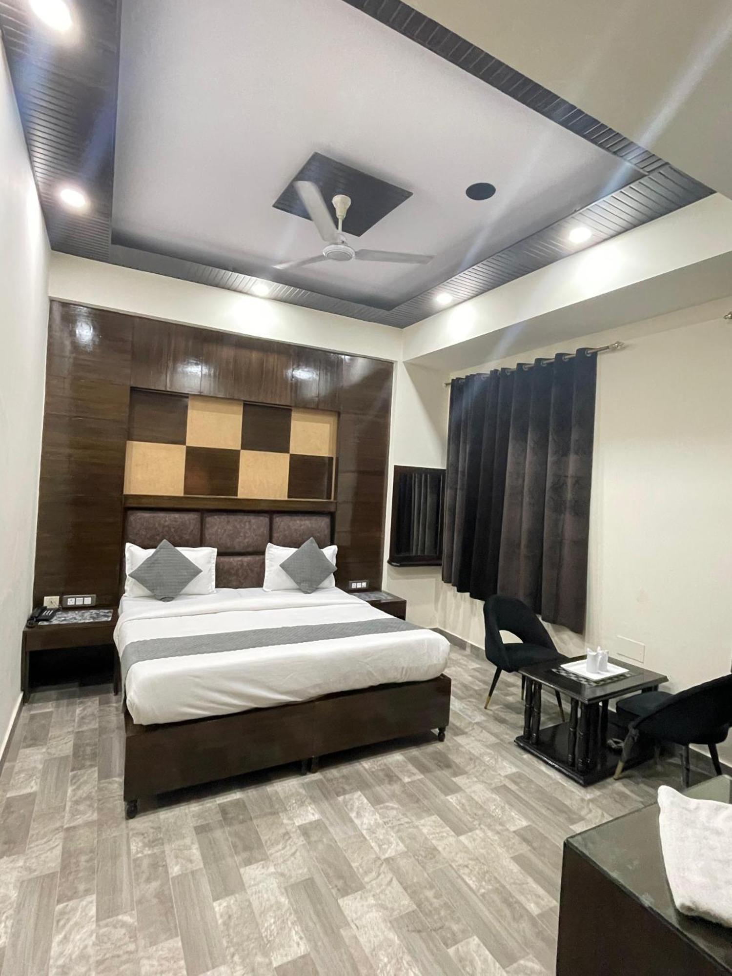 Hotel Radiance Дели Экстерьер фото
