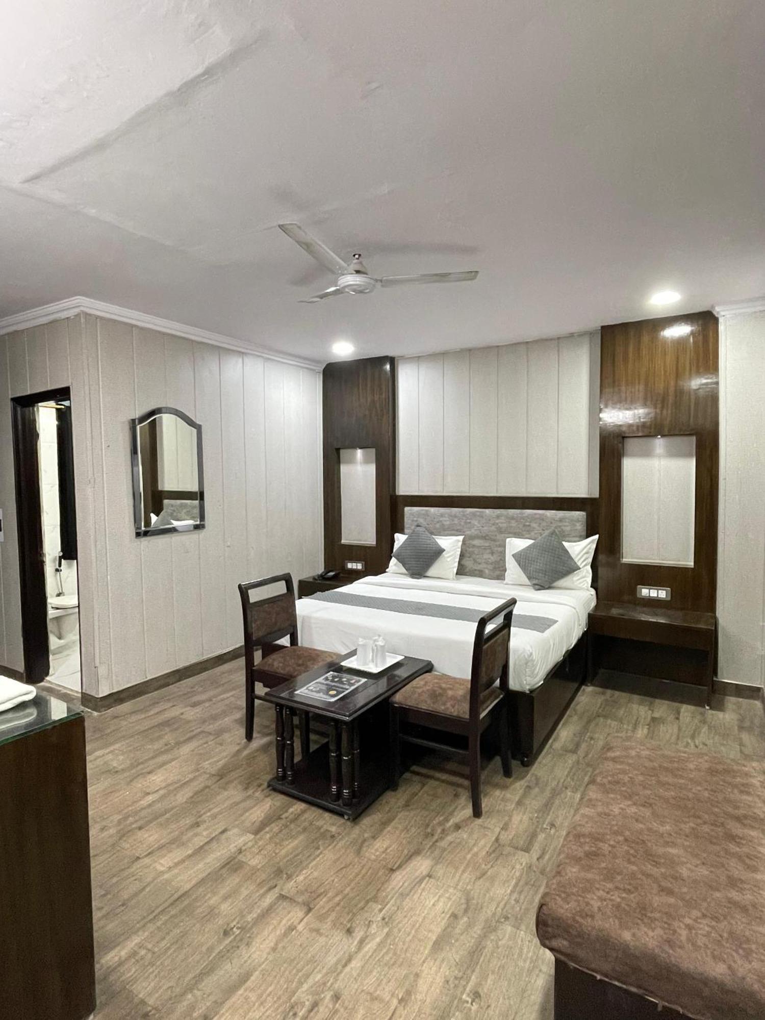 Hotel Radiance Дели Экстерьер фото