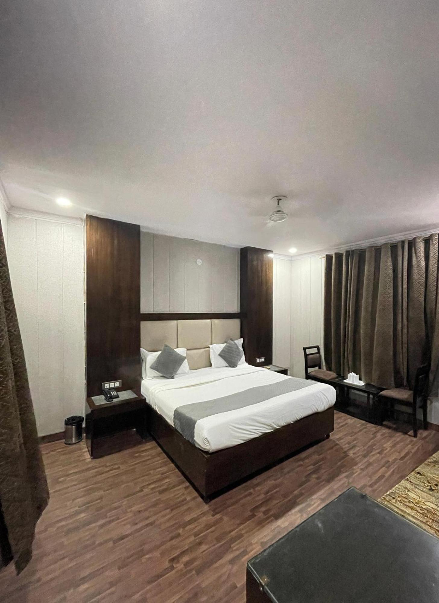 Hotel Radiance Дели Экстерьер фото